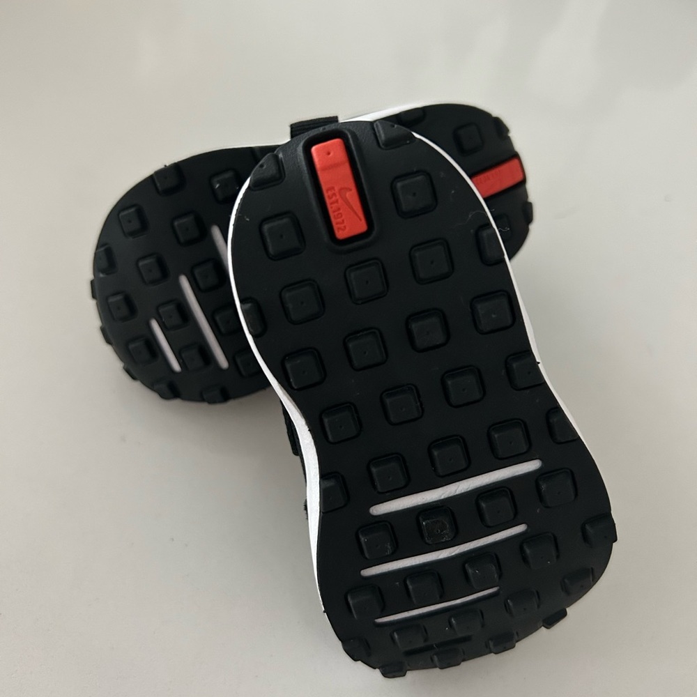 Nike - Picture 2 of 4
